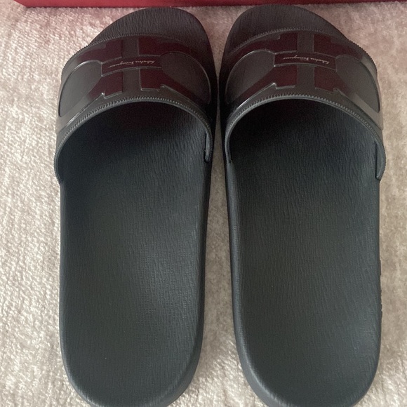 Men’s Salvatore Ferragamo groove black sliders in a size 11 - Picture 4 of 7